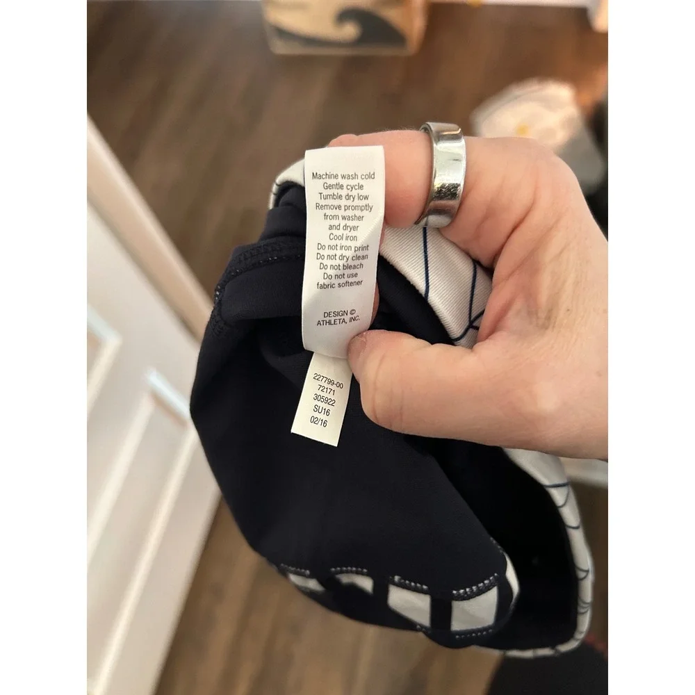 Athleta Navy Blue Geometric Striped Cropped Leggings Yoga Pants Medium RN 54023